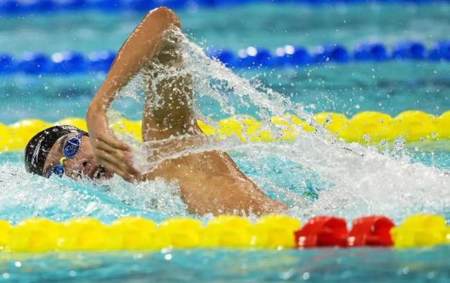 比孙杨、潘展乐还快!他是谁?:18岁张展硕夺首金