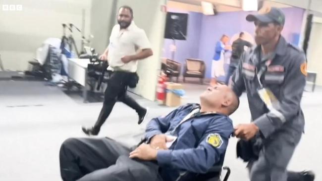 直击COP30冲突现场：原住民强闯峰会，呐喊“我们的土地不出售” 罕见骚乱爆发