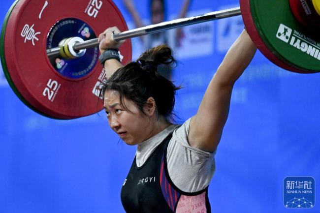魏婷娜斩获举重55公斤级金牌 福建队荣耀登顶