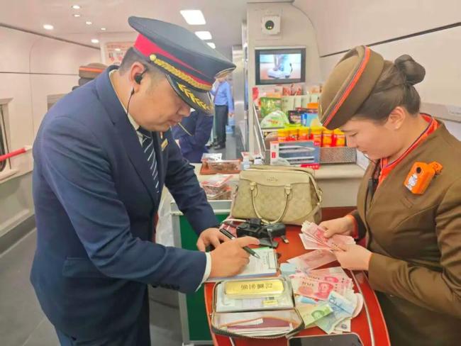 高铁上手提包无人认领 里面竟有价值百万的物品