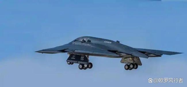 歼-20战机和攻击-11无人机咋组队作战 双龙组合引领未来空战