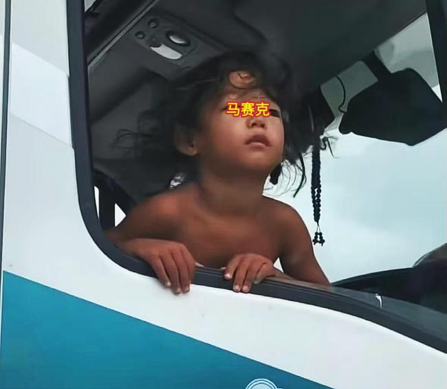 赤裸小孩父亲首次接受媒体采访 回应公众关切