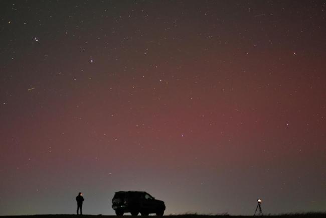 北京北部出现极光 肉眼可见的粉色绿光