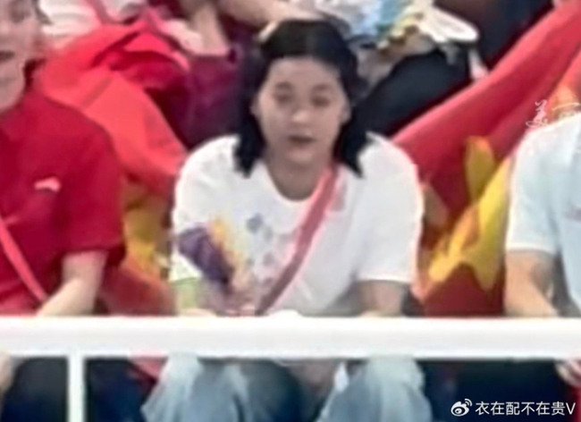 观众席的全红婵疯狂鼓掌 为队友加油助威