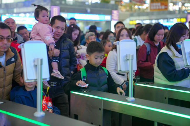 成都东站被小朋友“占领”了 秋假亲子游热潮