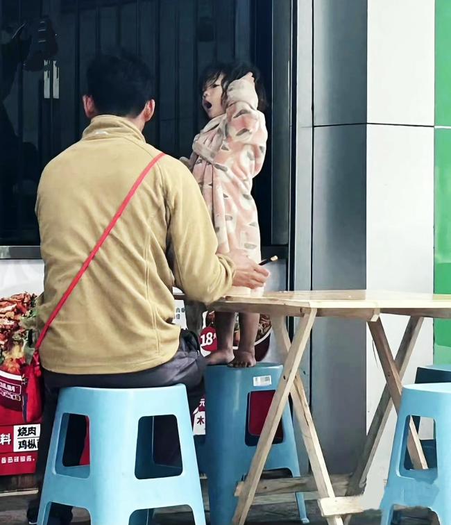 赤裸小孩父亲首次接受媒体采访 回应公众关切