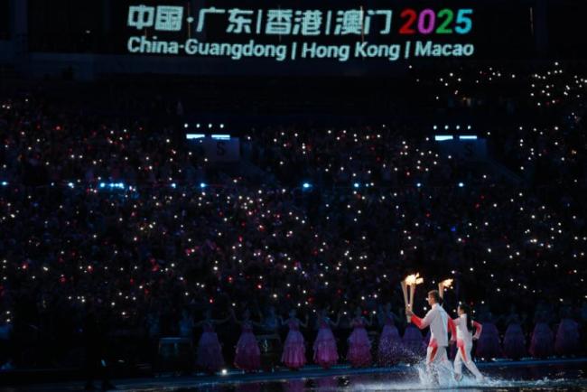 国际奥委会名誉主席体验醒狮击鼓 中国体育升维信号