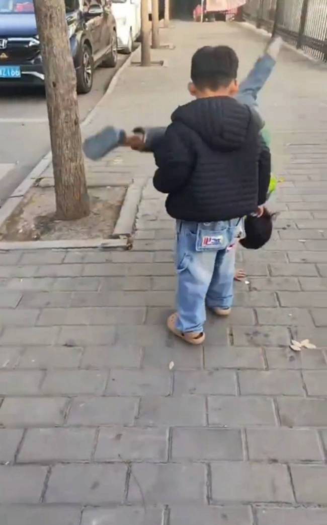 西安7岁女孩寒风中穿凉鞋路边捡吃的 家庭困境引关注
