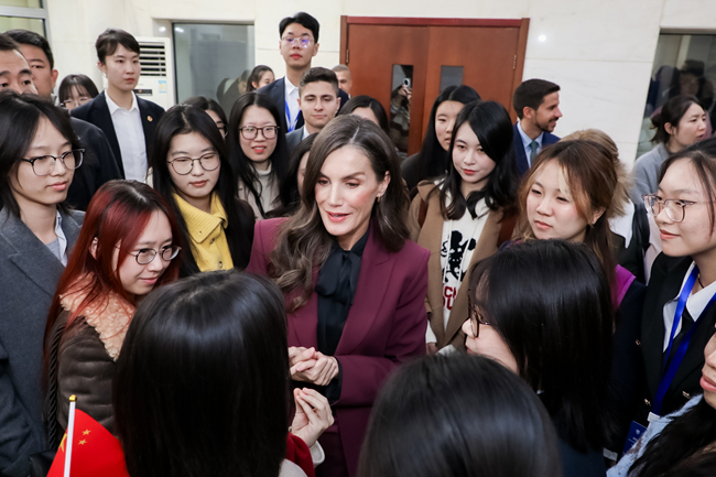 西班牙王后身着一袭红装到访北外 促进中西教育合作