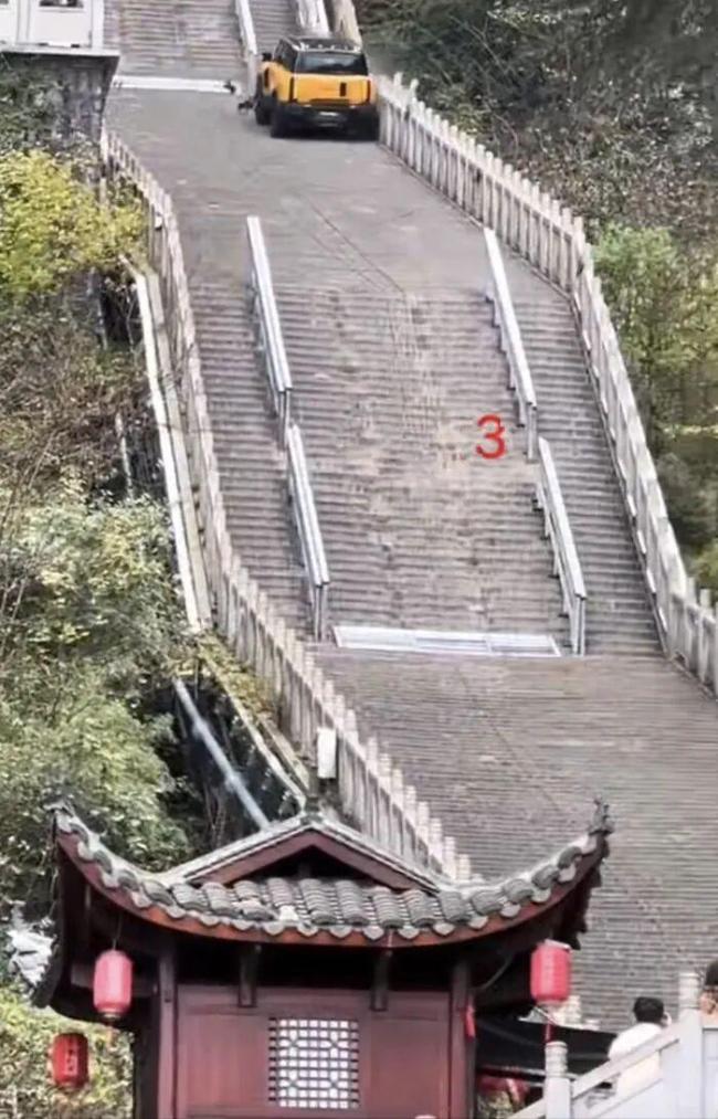 天门山景区回应汽车挑战天梯撞毁栏杆 奇瑞致歉并承诺修复