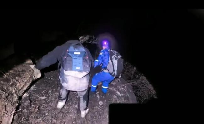 两晚三起山岳救援 蓝天队员救12人 星夜驰援化险为夷