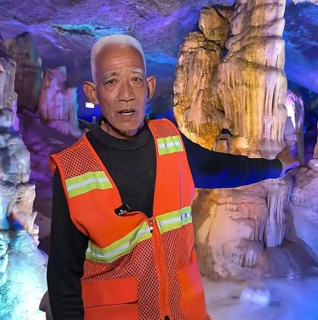 河南景区保洁大爷反向宣传走红 反差感引网友热议