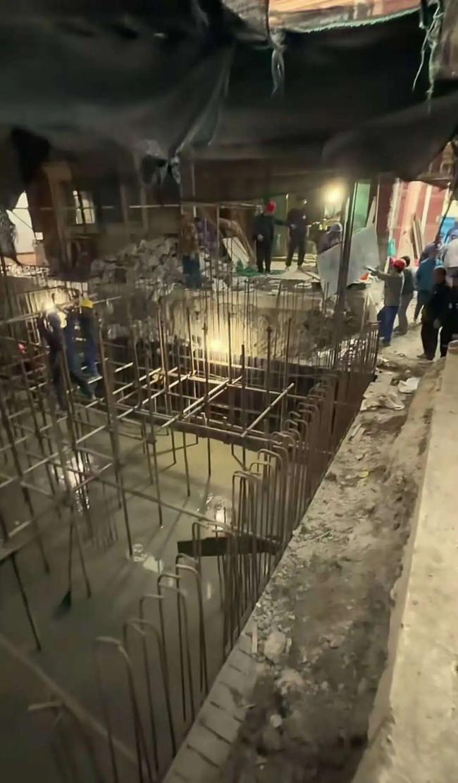 上海一居民挖掘地下室形成数米深坑 违规施工引关注