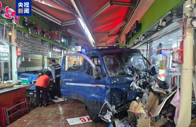 韓國京畿道一貨車衝入市場 致10人受傷
