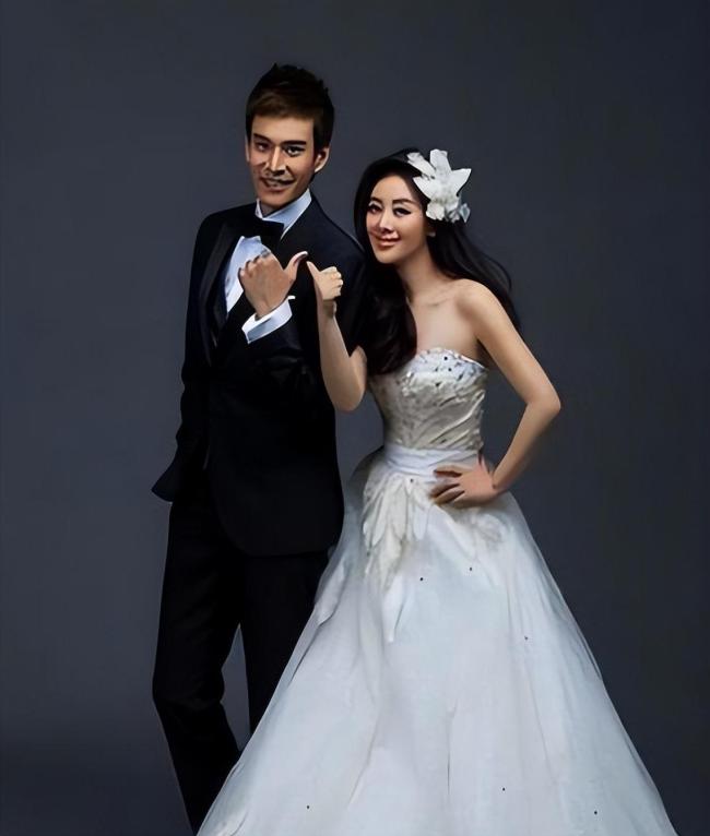 经超小李琳现身机场 甜蜜互动引热议