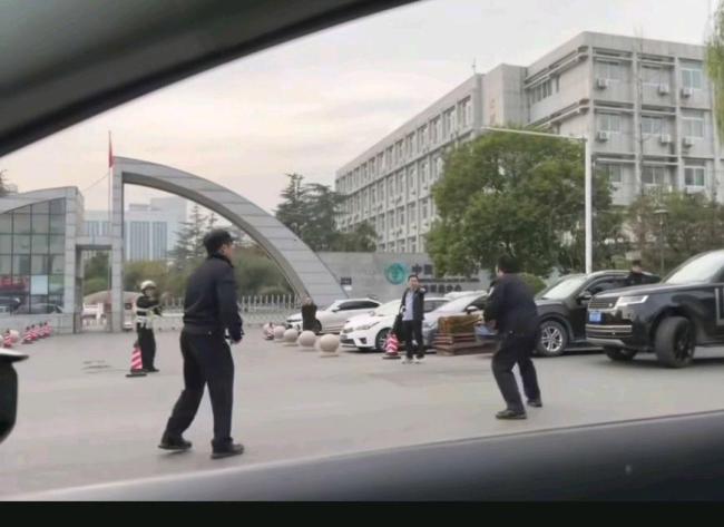 警方回应路虎撞飞持刀男子