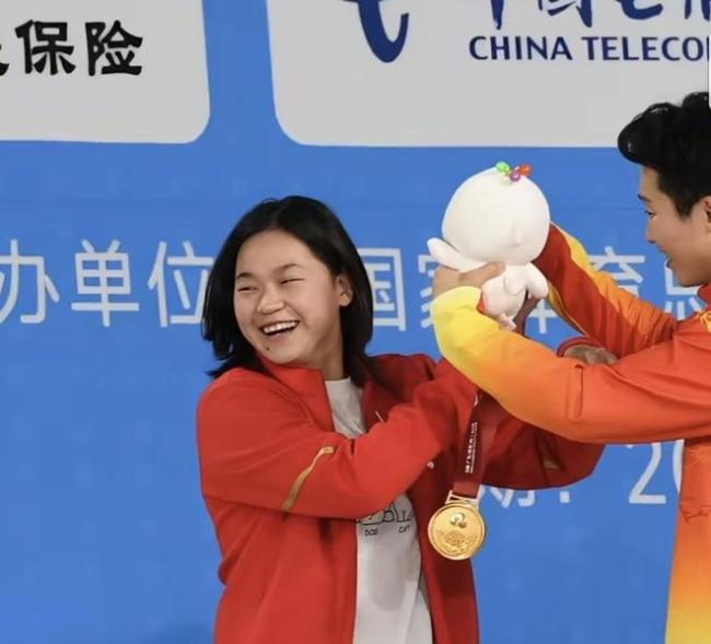 全红婵签名之后不忘还笔 谦逊善良暖人心