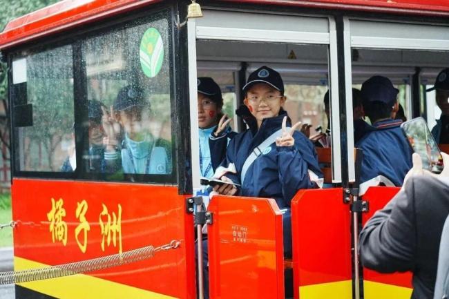 广东多所中小学迎来秋假 学生度假方式多样