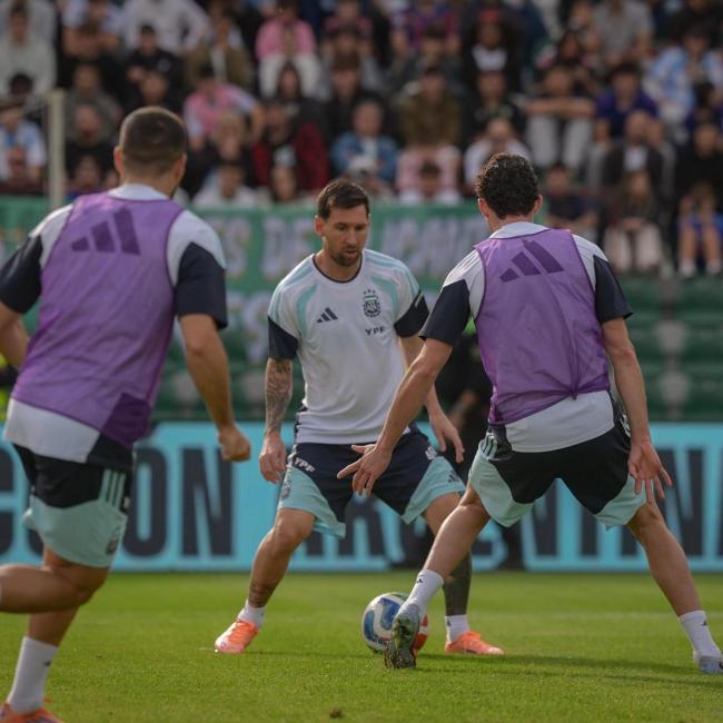 超2万名球迷观看训练 梅西表达感谢 球迷关爱令他感动