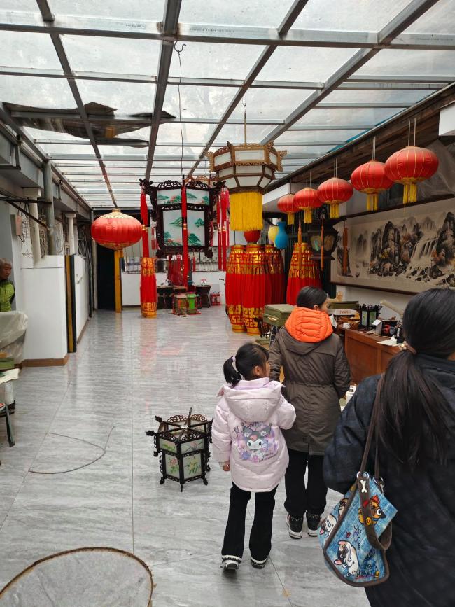 非遗技艺“触网”北京宫灯破圈 点亮文化新价值