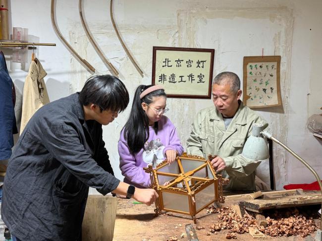非遗技艺“触网”北京宫灯破圈 点亮文化新价值