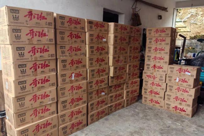 女子为过年赚差价囤大量烟花