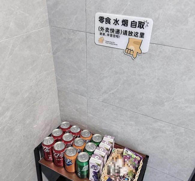 女子家门口设小摊免费为小哥补给