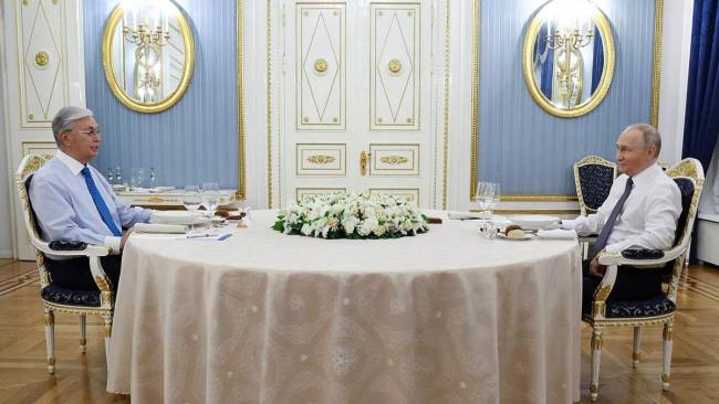 托卡耶夫前脚离开白宫后脚就去克宫 平衡大国关系