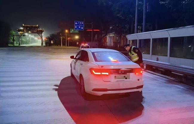 执法人员识破非法营运“探亲”戏码 亲情伪装被揭穿