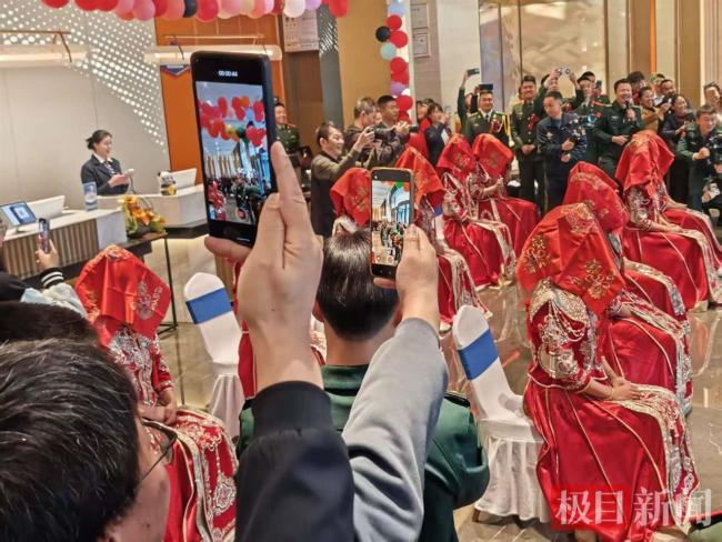 武警湖北总队机动支队举行集体婚礼 33对新人共许庄重承诺