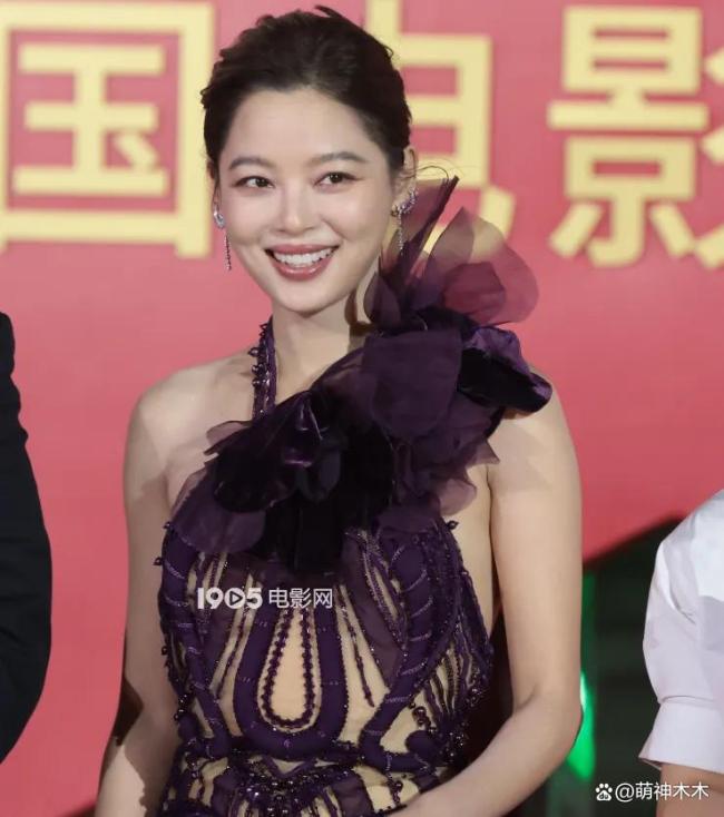 关晓彤陈都灵金鸡奖红毯同框 造型巧思引关注