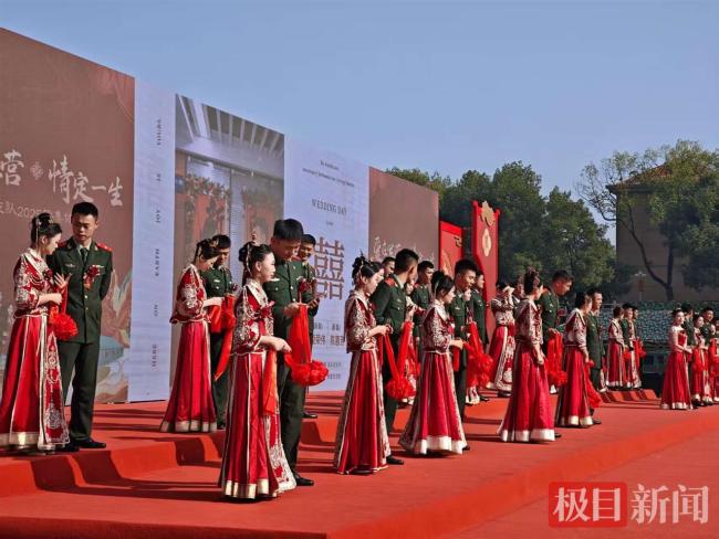 武警湖北總隊(duì)機(jī)動(dòng)支隊(duì)舉行集體婚禮 33對(duì)新人共許莊重承諾