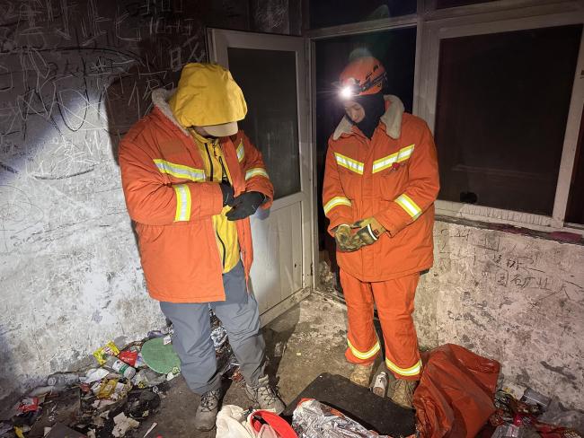 17岁少年孤身被困灵山,北京门头沟消防彻夜跋涉救援 低温中成功营救