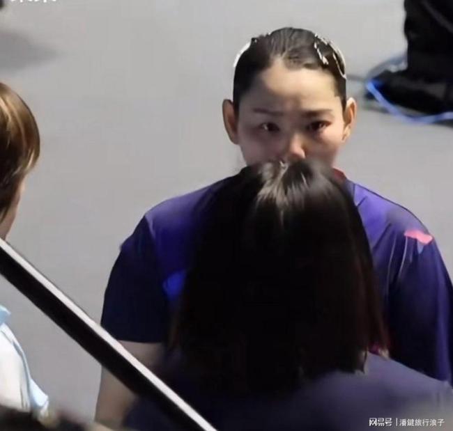 何卓佳赛点被罚分 特殊打法难敌新锐