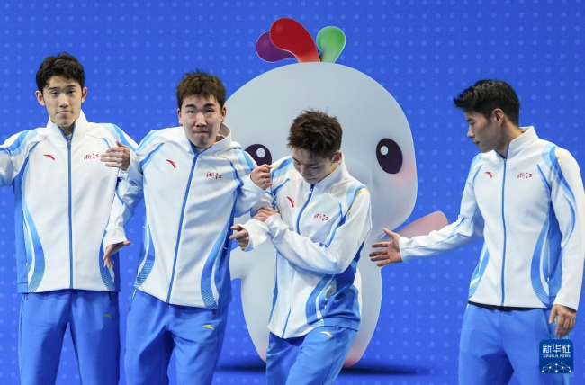 江苏队夺全运会羽毛球男子团体冠军 颁奖仪式庆祝胜利