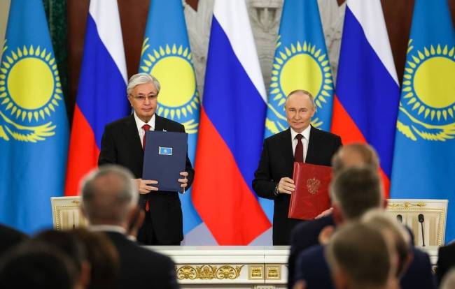 托卡耶夫前脚离开白宫后脚就去克宫 平衡大国关系