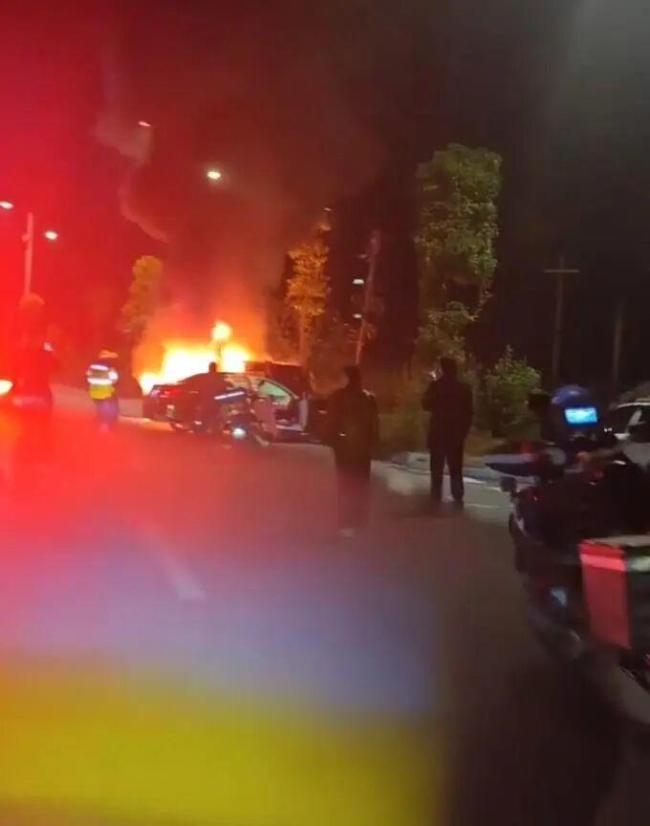 车辆起火 外卖员冒险救出昏迷司机 英勇行为获赞誉