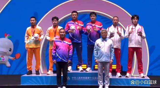 都笑了！樊振东林诗栋王楚钦登上领奖台 颁奖瞬间温馨互动