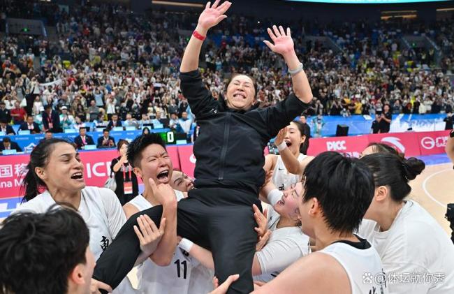 广东女篮夺冠后把教练扔了起来