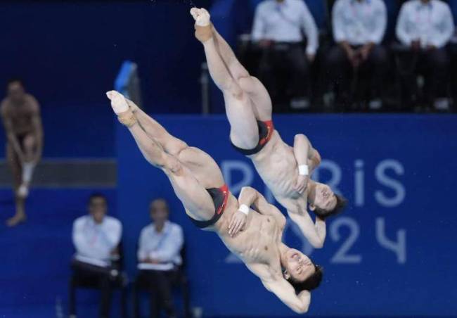 王宗源回应给全红婵戴全运会金牌 温暖瞬间展现队友情谊