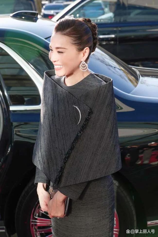 47岁苏提达惊艳北京航天城,泰丝套装很别致,“总能比诗妮娜显高贵” 国宴级气质获赞