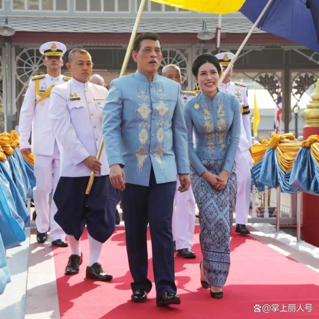 47岁苏提达惊艳北京航天城环球策路,泰丝套装很别致,“总能比诗妮娜显高贵” 国宴级气质获赞