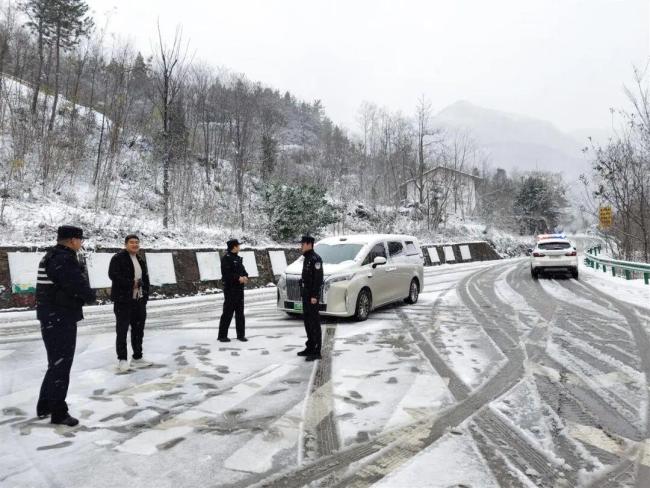 武汉黄陂清凉寨景区下雪了 初雪提前23天降临