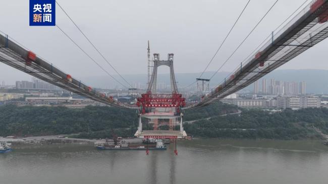 黄桷沱长江大桥首节钢桁梁吊装完成 开启上部结构拼装新篇章