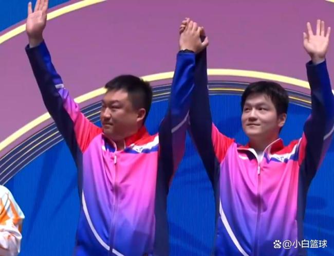 樊振东站上最高领奖台引全场欢呼 卫冕男单冠军成功
