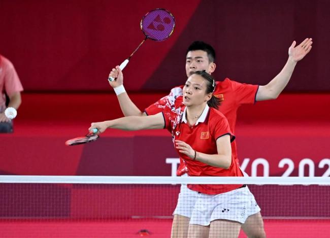 郑思维错穿黄雅琼球衣，全运会混双赛场引爆笑一幕！