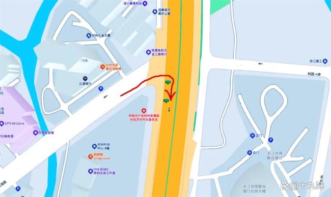 变道起纠纷司机称被别停后戳伤眼睛 路怒症引发冲突