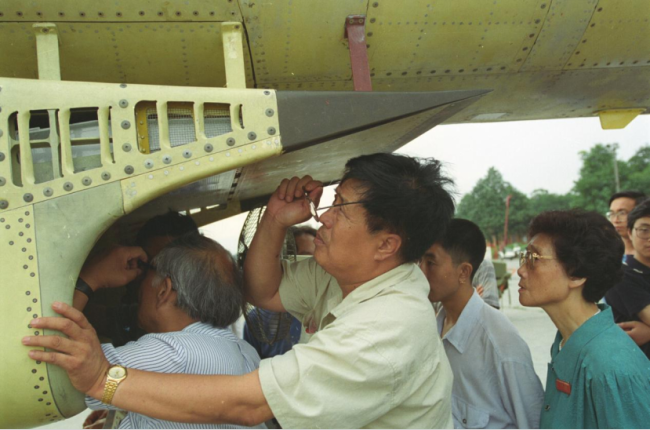 成飞的“背心哥” 其实是一群人 质朴照片背后的精神写照