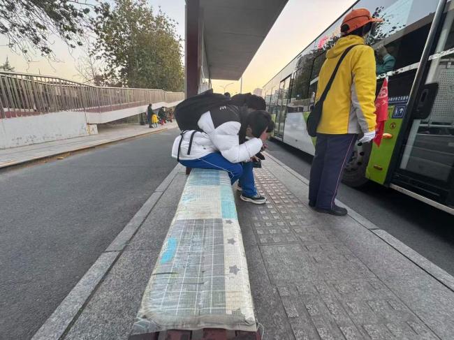 当公交站台的金属座椅穿上了棉衣 温暖市民心