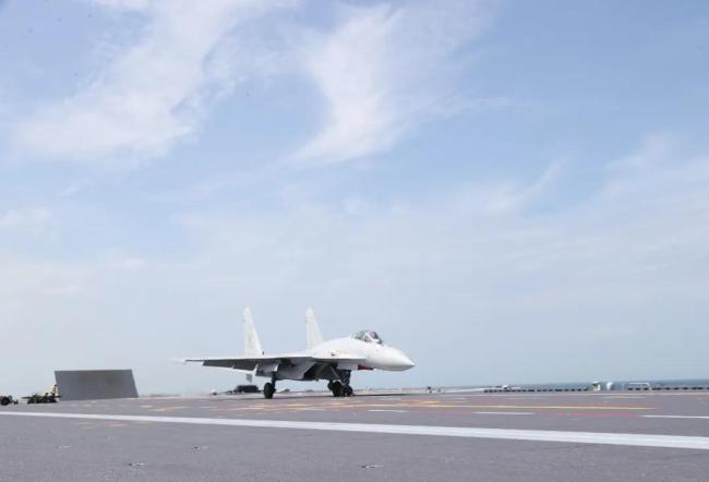 福建舰入列后首次海上实兵训练 多型舰载机完成起降训练